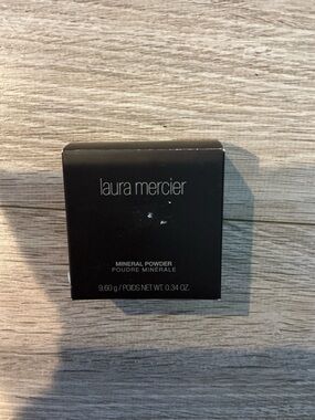 NIB Laura Mercier Mineral Powder Soft Porcelain 1W1